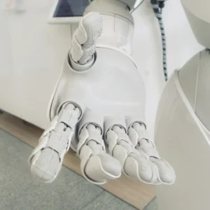 Mano robótica que representa automatización con inteligencia artificial