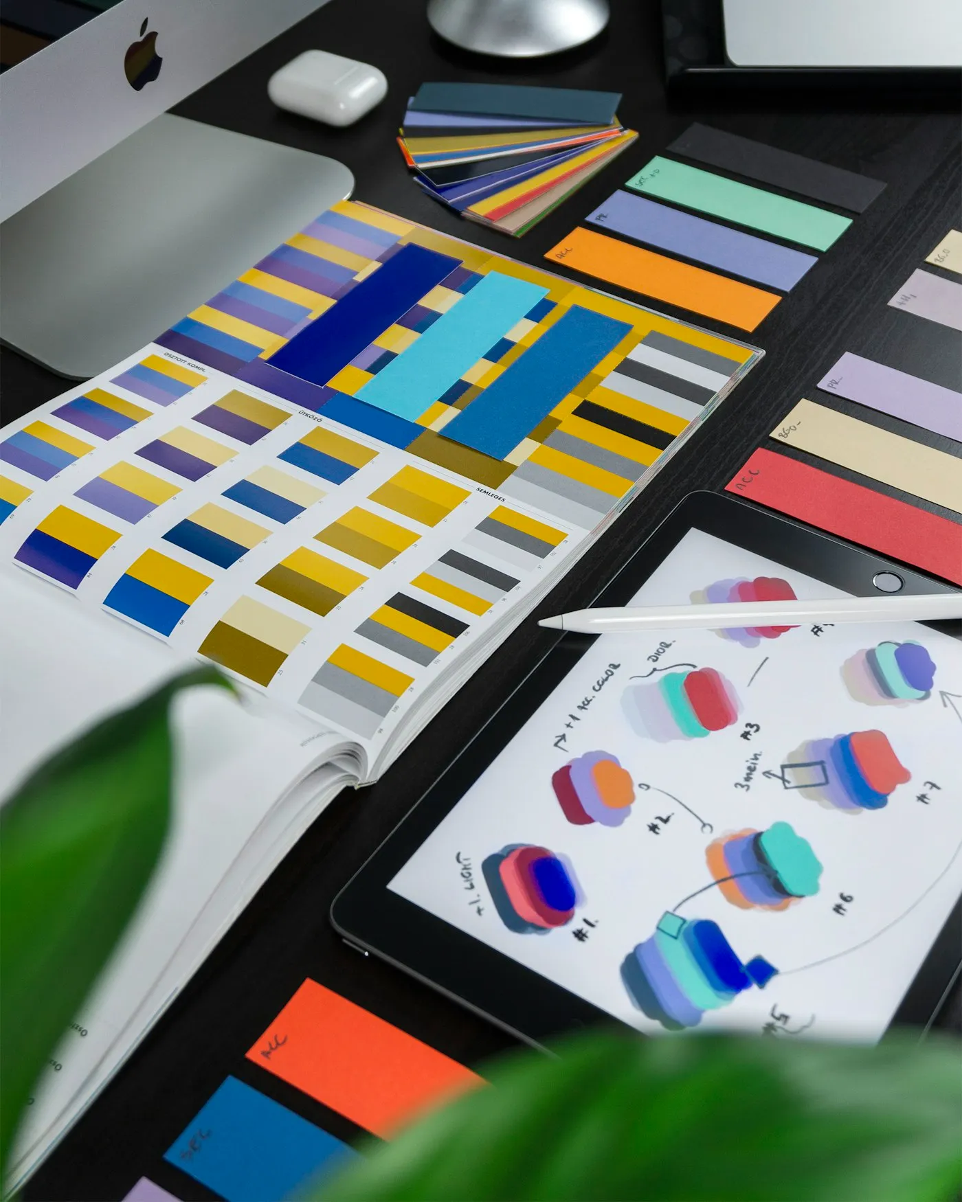 Muestras de color y paleta para el diseño de una identidad de marca