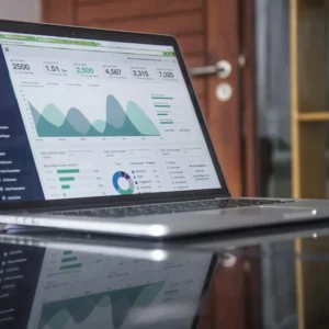 Portátil con panel de métricas y analítica web